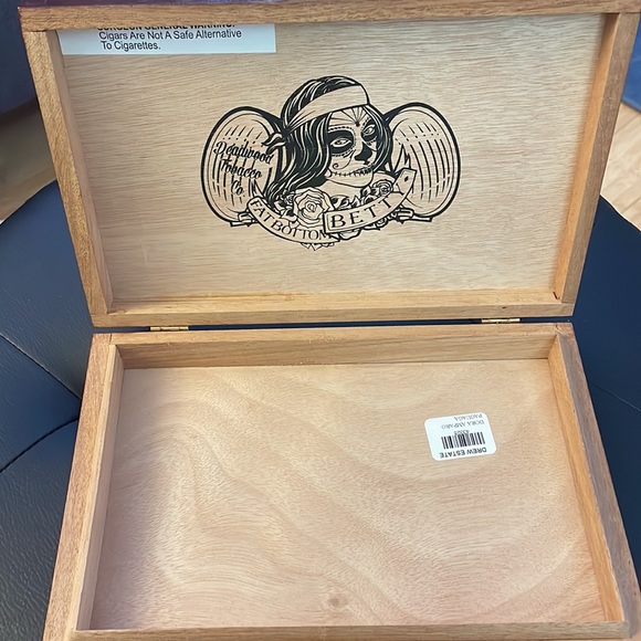 Fat Bottom Betty - Deadwood Tobacco Co. Wood Cigar Box with Metal Latch - Picture 2 of 8